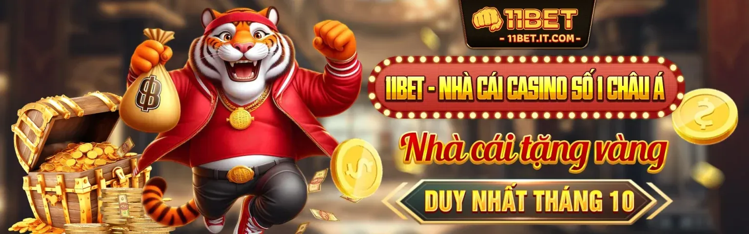 Người chia bài xinh đẹp đang tương tác với người chơi tại bàn Baccarat trực tuyến.